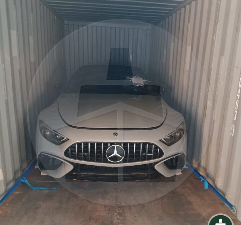 خودرو در حال بارگیری در کانتینر